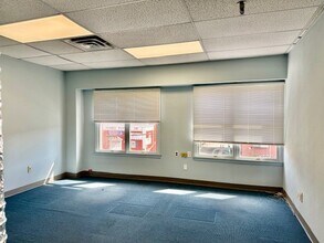 297 Kinderkamack Rd, Oradell, NJ à louer Photo intérieure– Image 1 sur 7