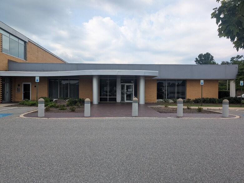 300 Clubhouse Rd, Hunt Valley, MD à louer - Photo de l’immeuble – Image 1 sur 13