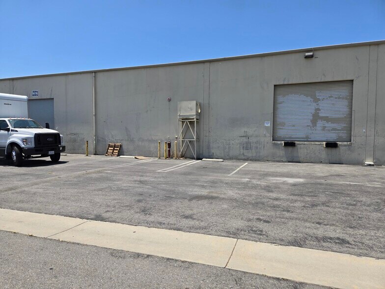 12882 Pierce St, Pacoima, CA à louer - Photo de l’immeuble – Image 2 sur 2