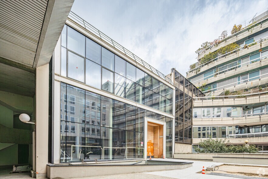 30 Bis Rue De Paradis, Paris à louer - Photo de l’immeuble – Image 2 sur 4