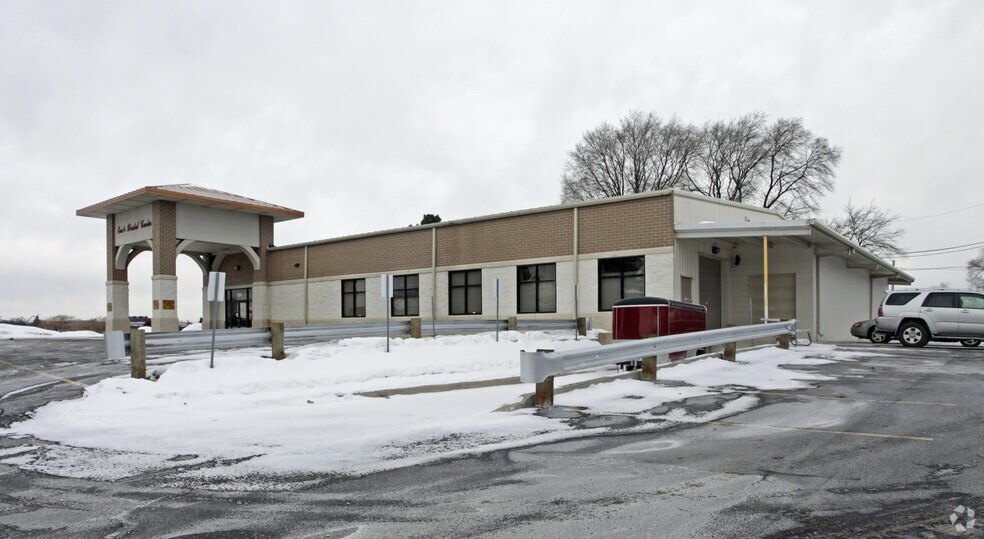 100 E Oak St, Oak Creek, WI à louer - Photo de l’immeuble – Image 2 sur 2