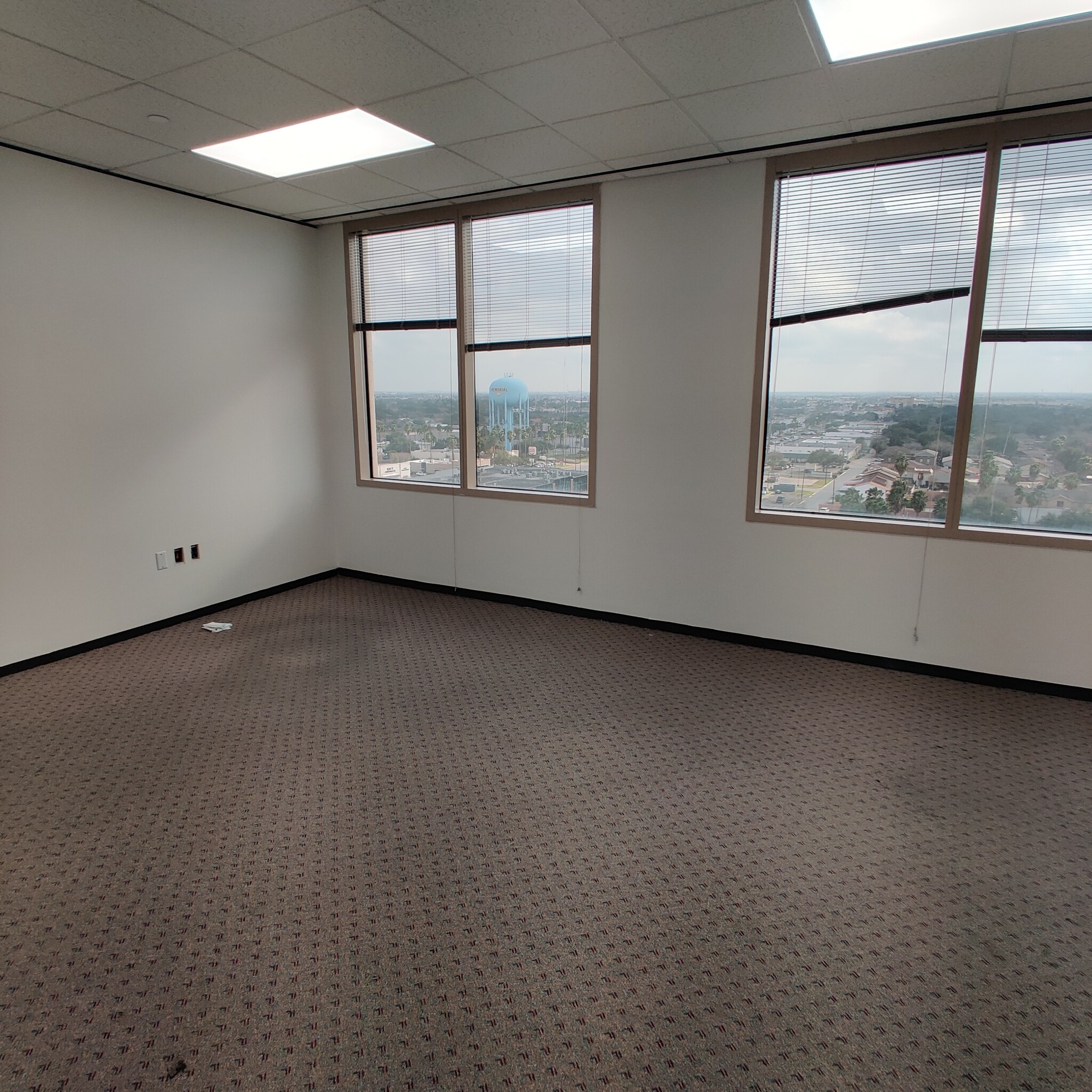 3900 N 10th St, McAllen, TX à louer Photo de l’immeuble– Image 1 sur 3