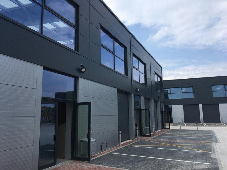 Ford Rd, Chertsey à louer - Photo de l’immeuble – Image 3 sur 6