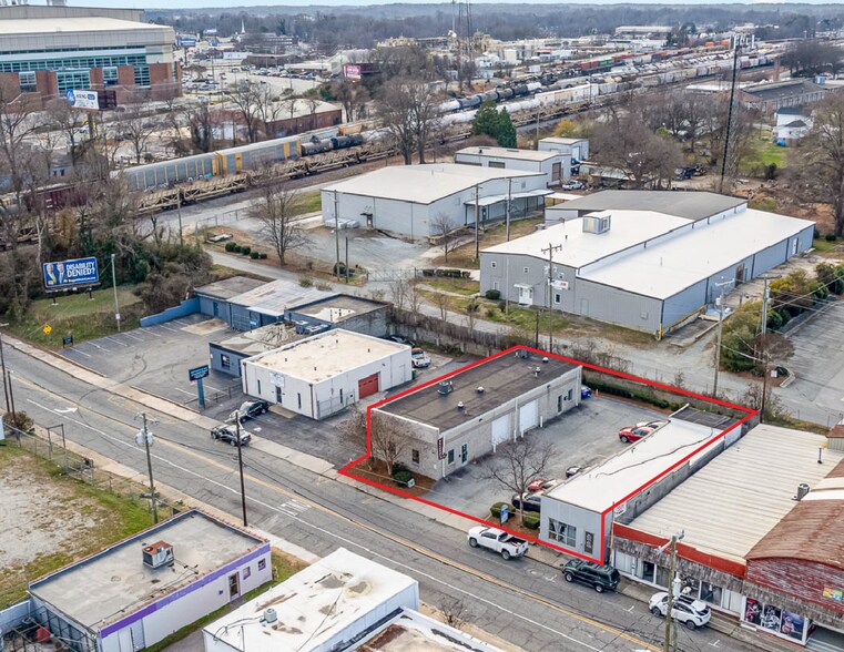 932 S Chapman St, Greensboro, NC à vendre - Photo de l’immeuble – Image 2 sur 26