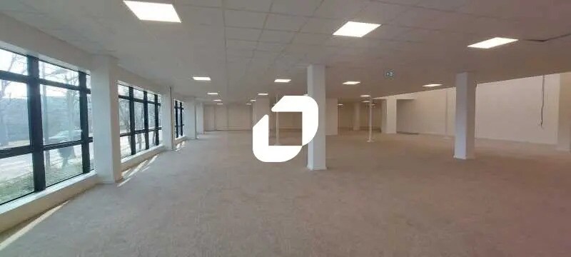 Bureau dans Saint-Denis à louer - Photo de l’immeuble – Image 2 sur 15