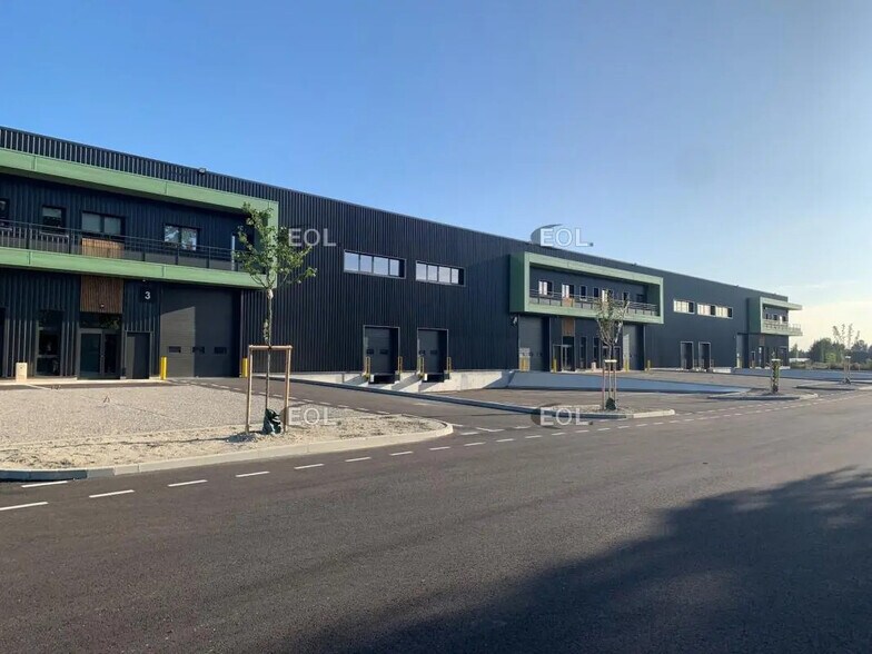 Local d’activités dans Graveson à louer - Photo de l’immeuble – Image 1 sur 8