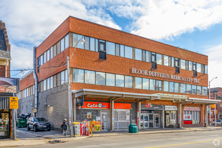 1011 Dufferin St, Toronto, ON à louer - Photo de l’immeuble – Image 2 sur 4