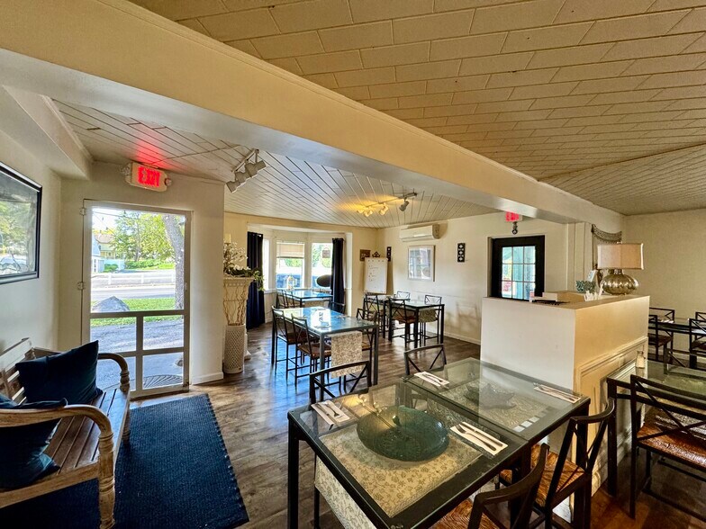 749 Mount Sinai Coram Rd, Mount Sinai, NY à vendre - Photo de l’immeuble – Image 2 sur 11