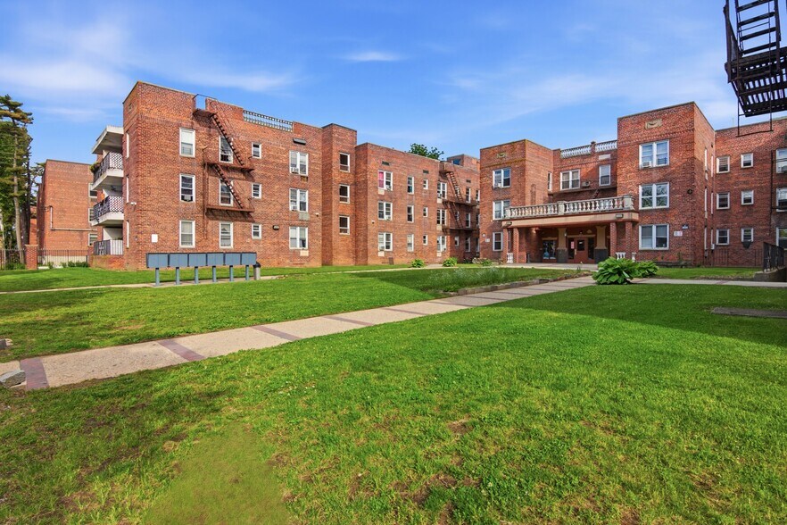 Hempstead Multifamily Portfolio portefeuille de 5 biens à vendre sur LoopNet.fr - Photo de l’immeuble – Image 2 sur 8