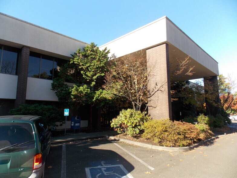 10700 SW Beaverton Hillsdale Hwy, Beaverton, OR à louer - Photo de l’immeuble – Image 3 sur 6