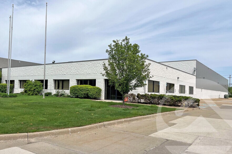 33472 Sterling Ponds Blvd, Sterling Heights, MI à louer - Photo de l’immeuble – Image 1 sur 3