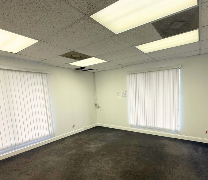 5031 SE Federal Hwy, Stuart, FL à louer - Photo intérieure – Image 3 sur 5