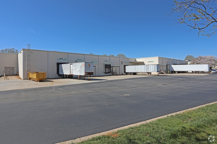 235 Burgess Rd, Greensboro, NC à louer - Photo de l’immeuble – Image 3 sur 7