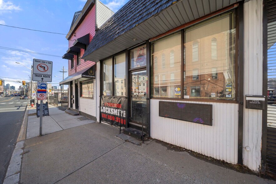 705 Grand St, Jersey City, NJ à vendre - Photo principale – Image 1 sur 1