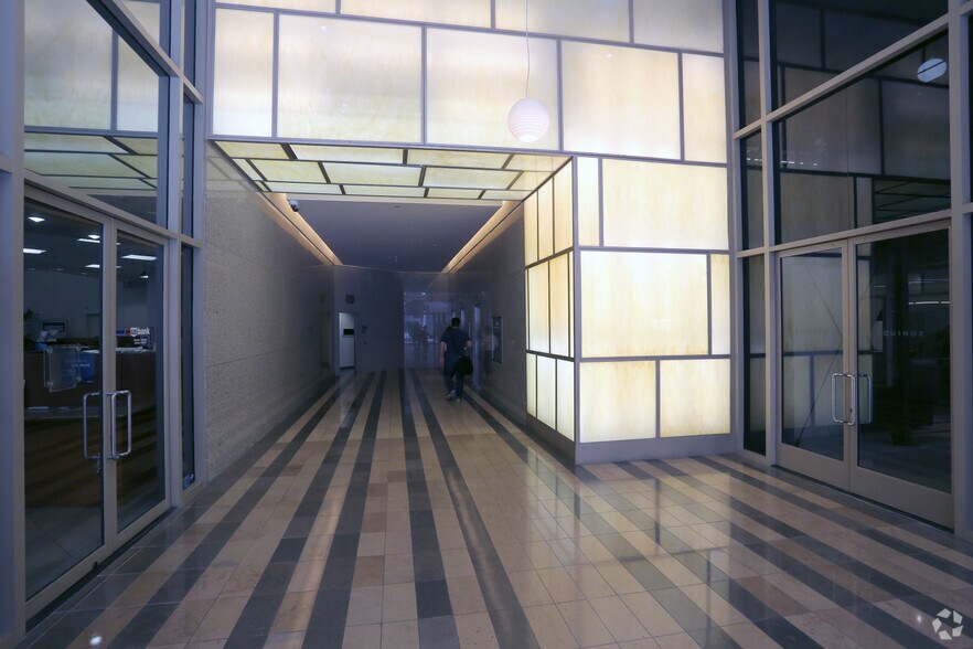 201 Santa Monica Blvd, Santa Monica, CA à louer - Hall d’entrée – Image 2 sur 9