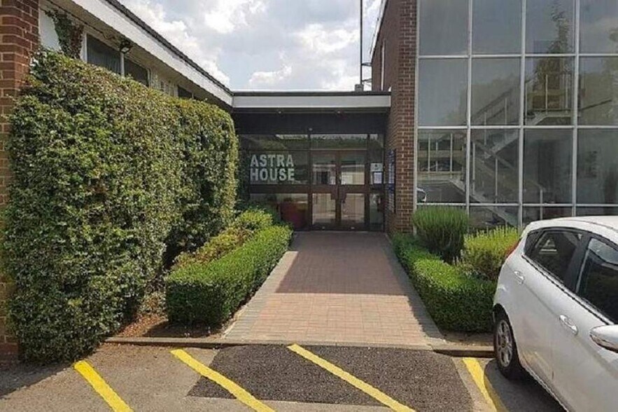 The Cmn, Cranleigh à louer - Photo de l’immeuble – Image 1 sur 4