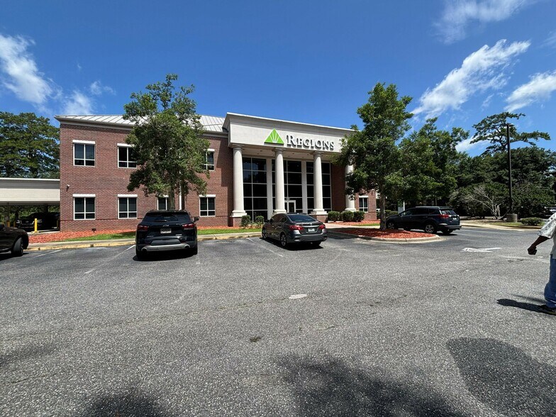 2000 Capital Cir NE, Tallahassee, FL à louer - Photo de l’immeuble – Image 3 sur 4