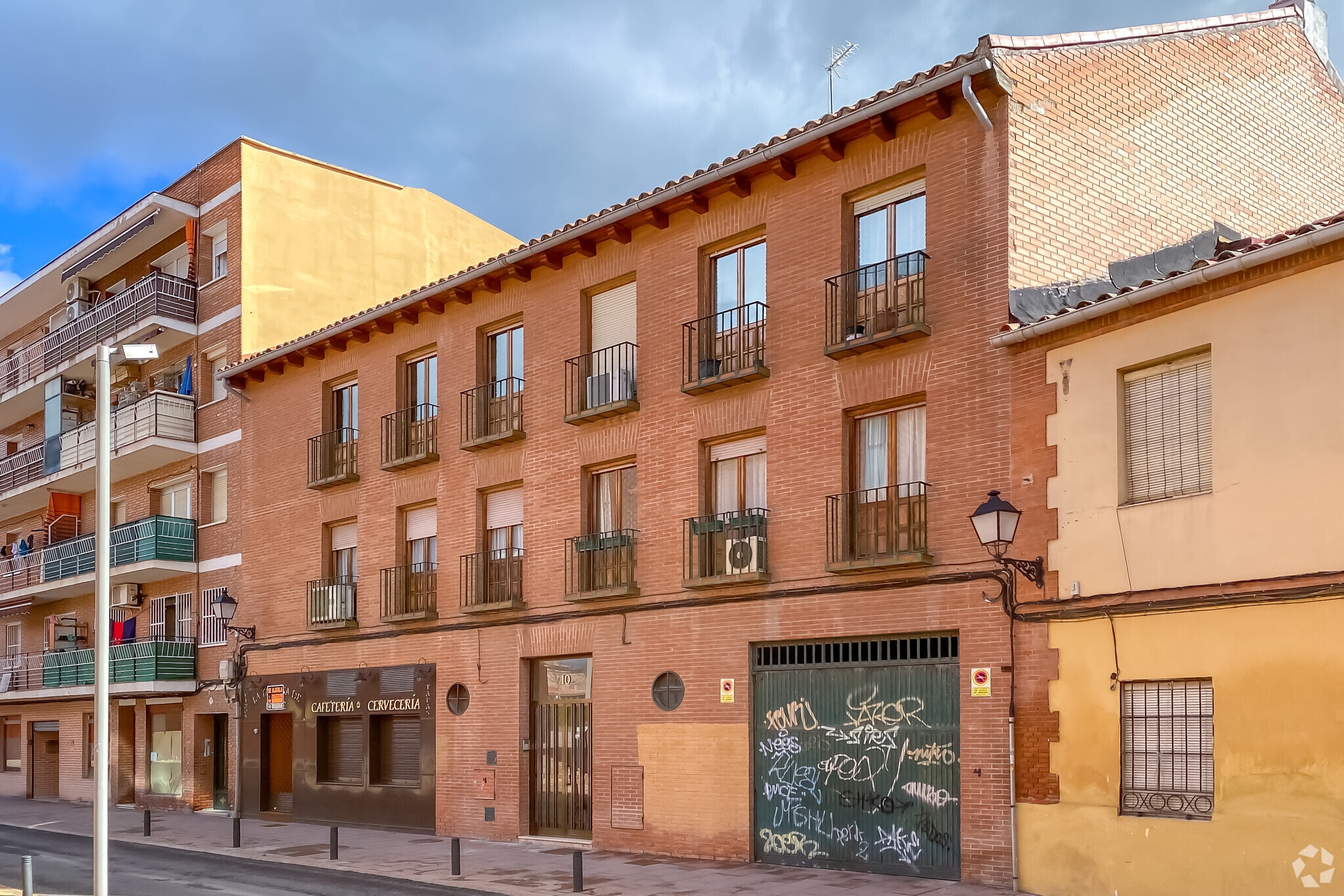 Immeuble residentiel dans Alcalá de Henares, Madrid à vendre Photo principale– Image 1 sur 3