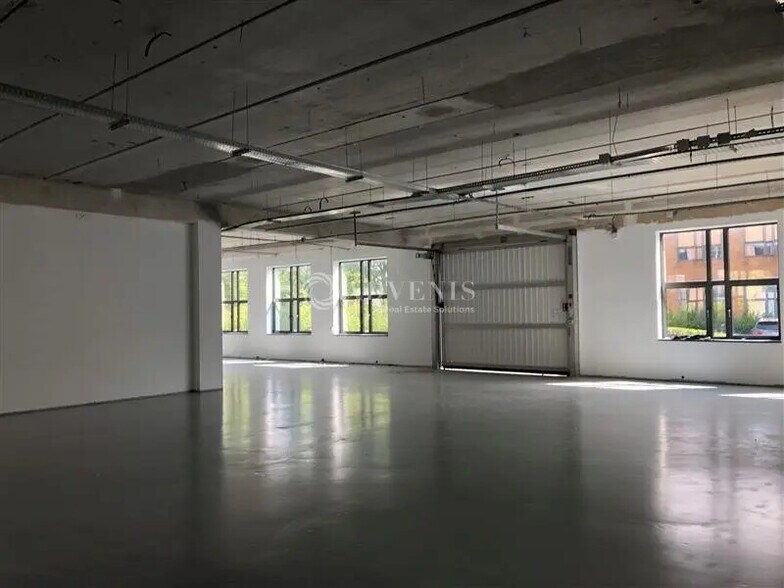 Local d’activités dans Montigny-le-Bretonneux à louer - Photo intérieure – Image 2 sur 7