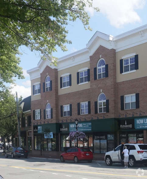 34-44 Gerard St, Huntington, NY à louer - Photo principale – Image 1 sur 16