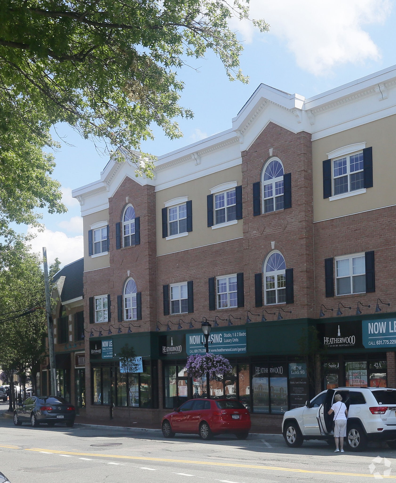 34-44 Gerard St, Huntington, NY à louer Photo principale– Image 1 sur 17