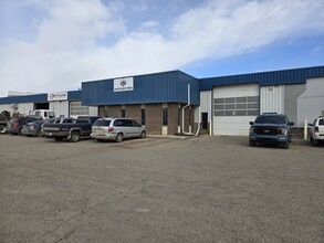 8319 Chiles Industrial Rd, Red Deer, AB à louer Photo de l’immeuble– Image 2 sur 20