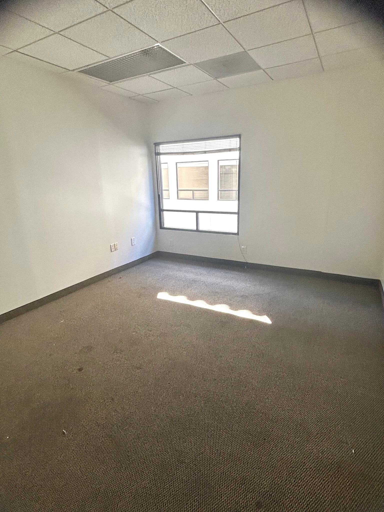 24404 S Vermont Ave, Harbor City, CA à louer Photo intérieure– Image 1 sur 2