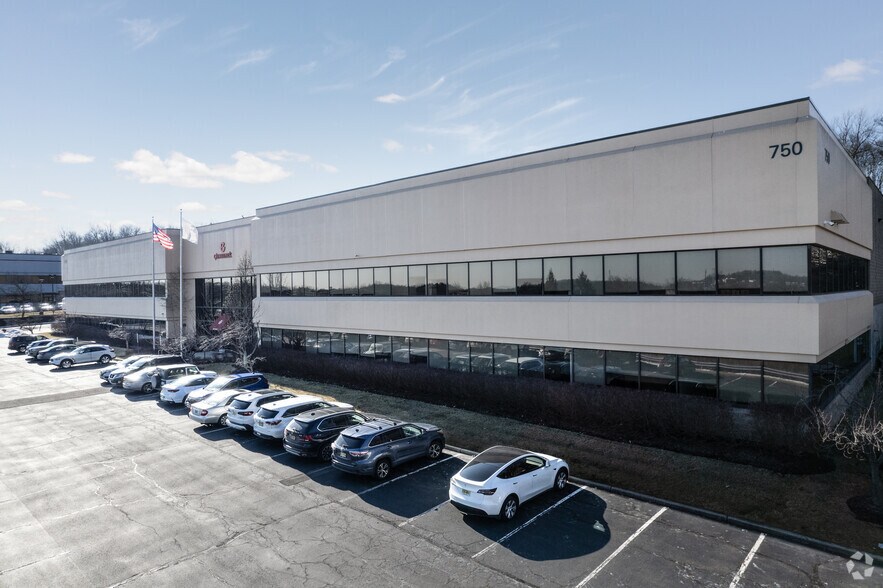 750 Corporate Dr, Mahwah, NJ à louer - Photo de l’immeuble – Image 3 sur 5