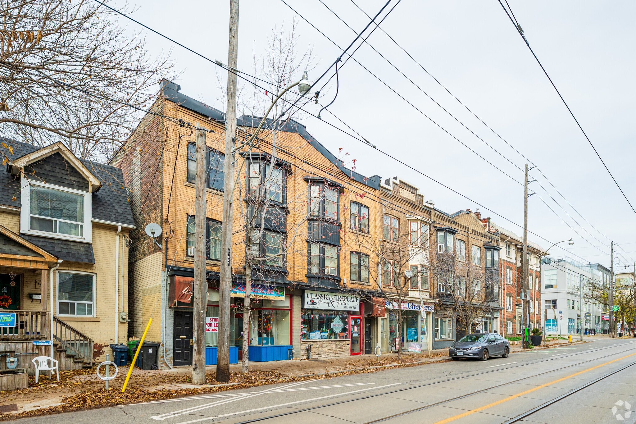 1826 Queen St E, Toronto, ON à louer Photo principale– Image 1 sur 4