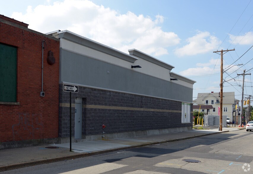 361 Dexter St, Central Falls, RI à louer - Photo de l’immeuble – Image 1 sur 17