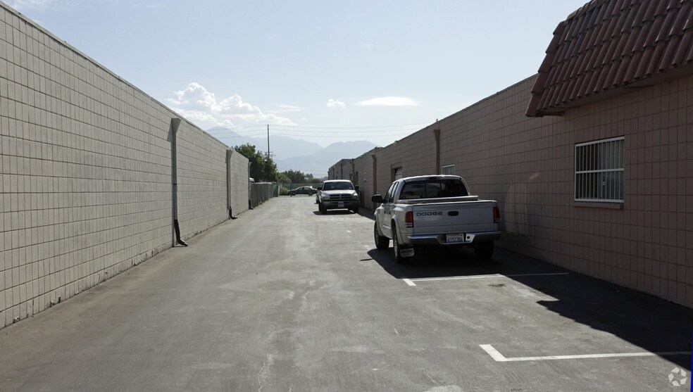 455 S Sierra Way, San Bernardino, CA à vendre - Photo de l’immeuble – Image 2 sur 4