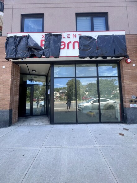 106-14 Astoria Blvd, Flushing, NY à louer - Photo de l’immeuble – Image 1 sur 17
