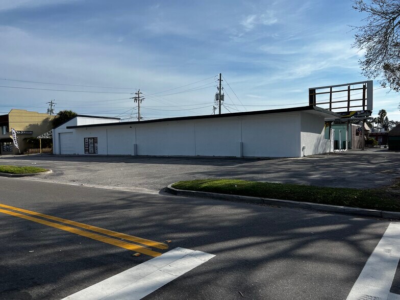 6631-6633 Gateway Ave, Sarasota, FL à louer - Photo de l’immeuble – Image 3 sur 16