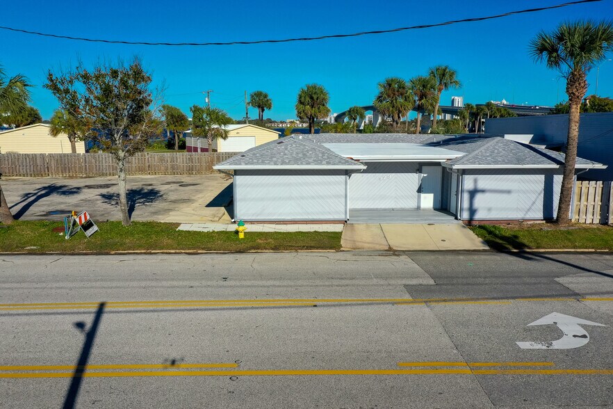923 Beach St, Daytona Beach, FL à louer - Photo de l’immeuble – Image 1 sur 25