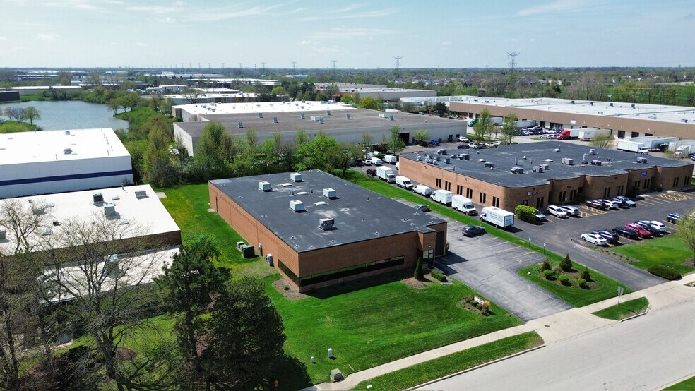 2768 Golfview Dr, Naperville, IL à vendre - Photo de l’immeuble – Image 2 sur 5