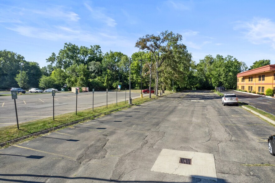 23756 michigan Ave, Dearborn, MI à louer - Photo de l’immeuble – Image 2 sur 15