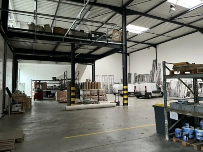 Plus de détails pour Local d'activités à louer