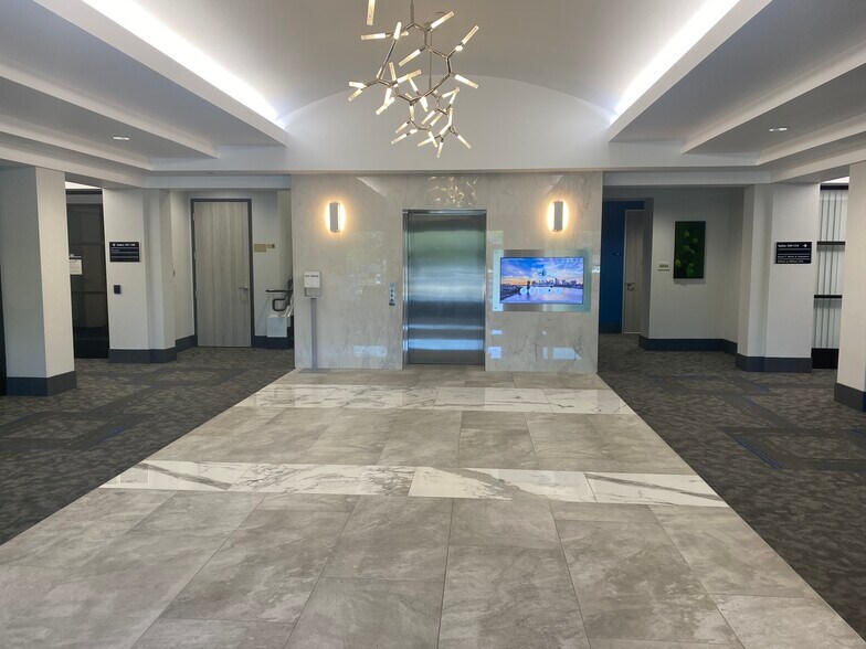 6715 N Palm Ave, Fresno, CA à louer - Photo de l’immeuble – Image 2 sur 24