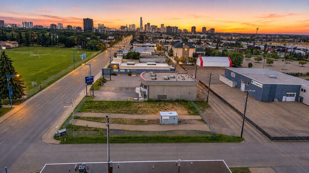 7303 104th St NW, Edmonton, AB à vendre - Photo de l’immeuble – Image 2 sur 15