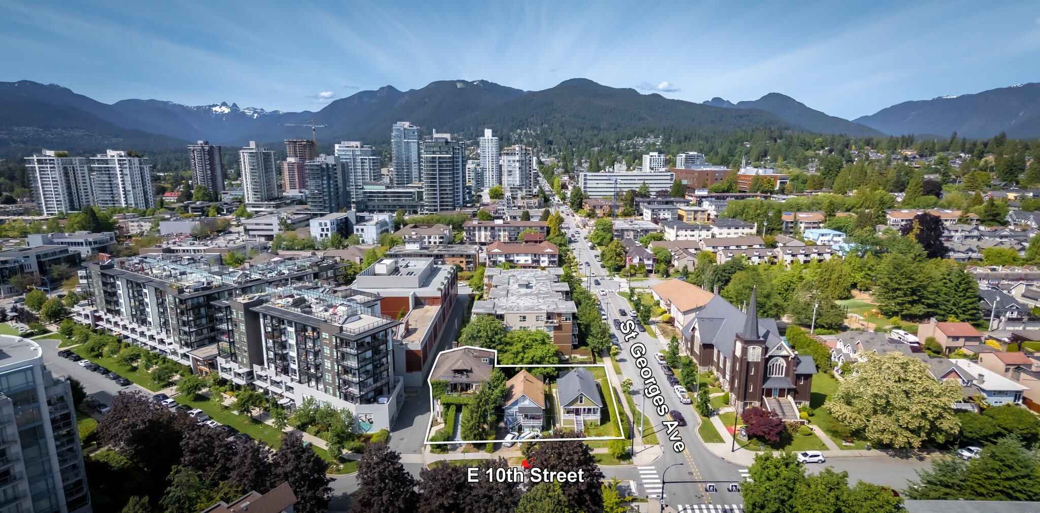 160-166 10th St E, North Vancouver, BC à vendre Aérien– Image 1 sur 9
