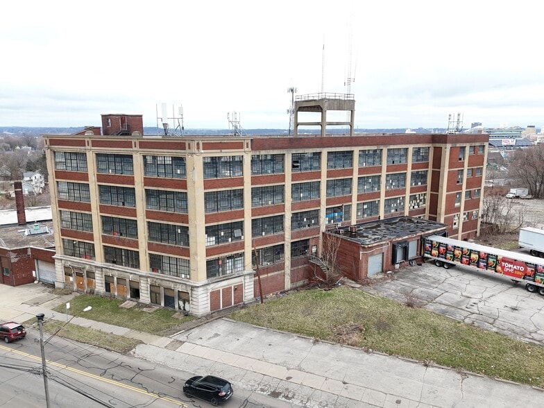 711 Johnston St, Akron, OH à vendre - Photo de l’immeuble – Image 2 sur 8
