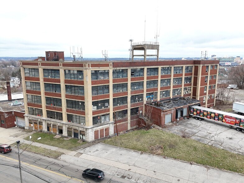 711 Johnston St, Akron, OH à vendre - Photo de l’immeuble – Image 3 sur 18
