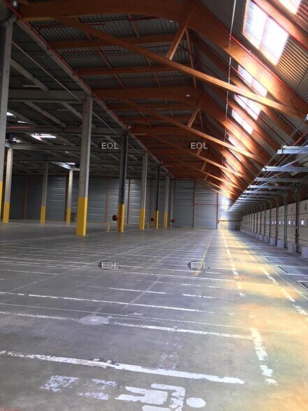 Industriel/Logistique dans Émerainville à louer - Photo de l’immeuble – Image 3 sur 3