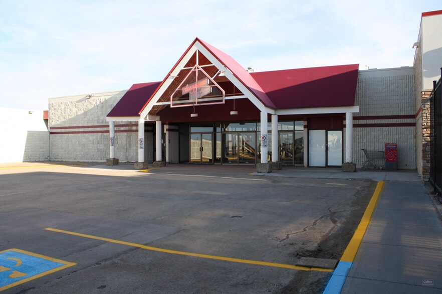 6601 48 Av, Camrose, AB à louer - Photo de l’immeuble – Image 2 sur 2