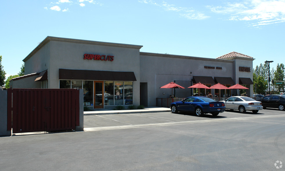 4950 Stockdale Hwy, Bakersfield, CA à louer - Photo principale – Image 1 sur 2