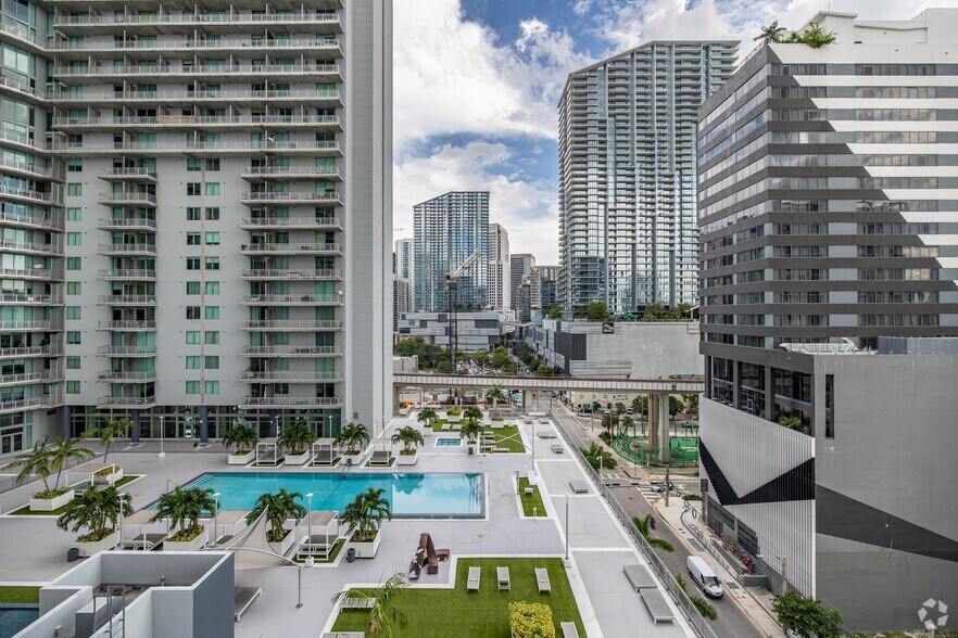 175 SW 7th St, Miami, FL à louer - Photo intérieure – Image 3 sur 29