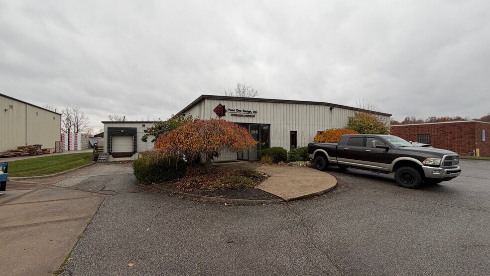 9941 York Theta Dr, North Royalton, OH à vendre - Photo de l’immeuble – Image 2 sur 8