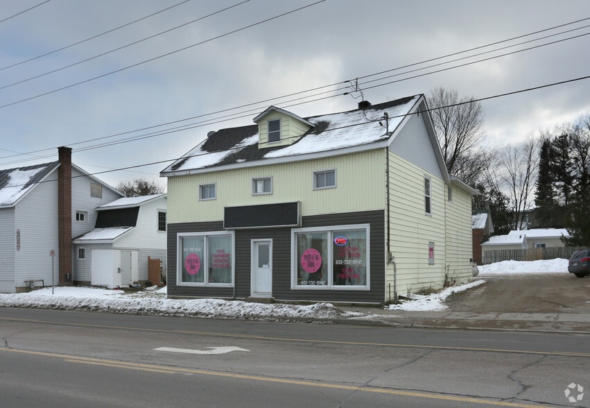 472 Pembroke St E, Pembroke, ON à vendre - Photo principale – Image 1 sur 3