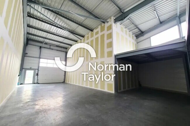 Plus de détails pour Local d'activités à louer