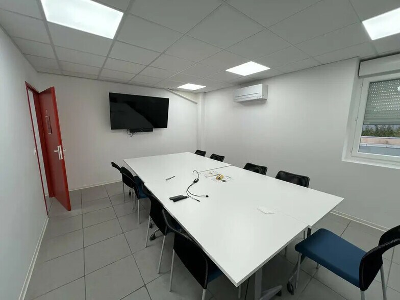 Local d’activités dans Valence à louer - Photo de l’immeuble – Image 2 sur 7